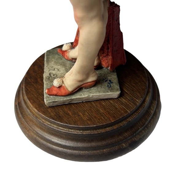 Vintage Resin Figurine of Lady Putting her hair in a Pony Tail. - Picture 8 of 10